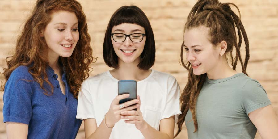 Tres mujeres hablando de motivación y compañerismo