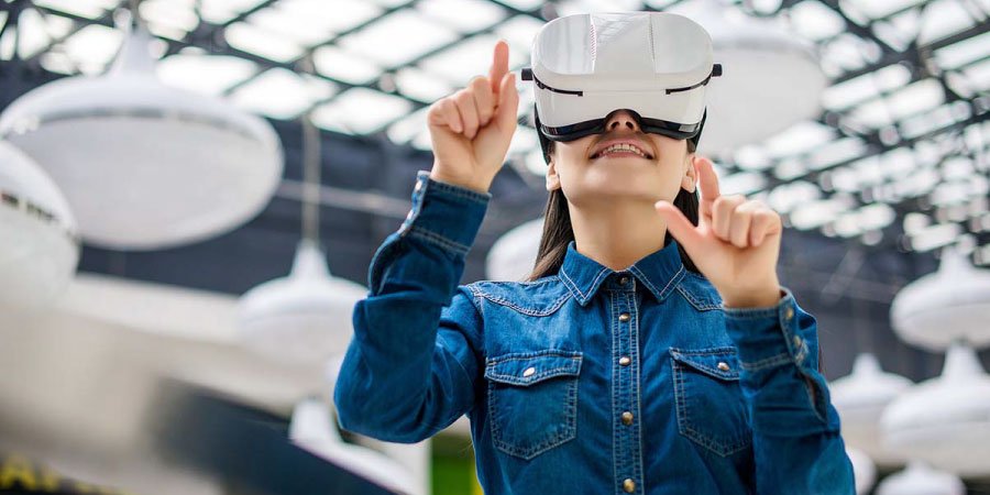 ¿Facebook es dueño del Metaverso? 7 mitos del metaverso desacreditados Una mujer explorando la realidad aumentada con auriculares AR en el metaverso