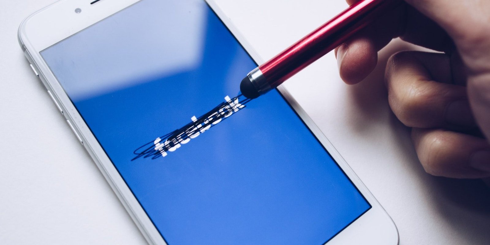 pexels thought catalog 2228555 Cómo recuperar mensajes eliminados de Facebook
