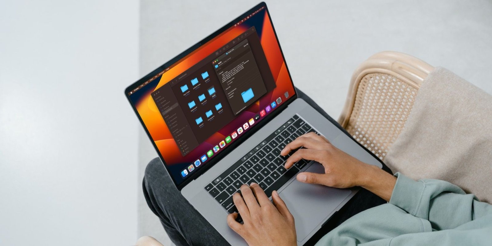 man accessing folders on a macbook 4 formas de acceder fácilmente a las carpetas en tu Mac