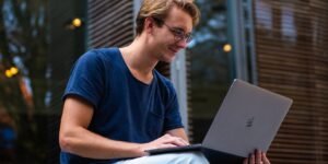 Cursos photo of man using macbook pro Cursos